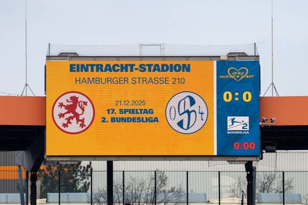 Deutschland, Fussball, 2. Bundesliga, 17.Spieltag 2025 2026: Eintracht Braunschweig - Schalke 04 am 21.12. in Braunschweig (Eintracht-Stadion): Spielankündigung im Stadion
