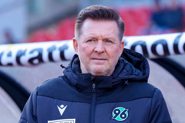Trainer Christian Titz (Hannover 96) schaut, 2. Bundesliga, 1. FC Nürnberg v Hannover 96, Max-Morlock-Stadion am 21. December 2025 in Nürnberg, Deutschland. (Foto von Marco Steinbrenner DeFodi Images) Trainer Christian Titz (Hannover 96) looks on, 2. Bundesliga, 1. FC Nürnberg v Hannover 96, Max-Morlock-Stadion, December 21, 2025 in Nürnberg, Germany. (Photo by Marco Steinbrenner DeFodi Images) -