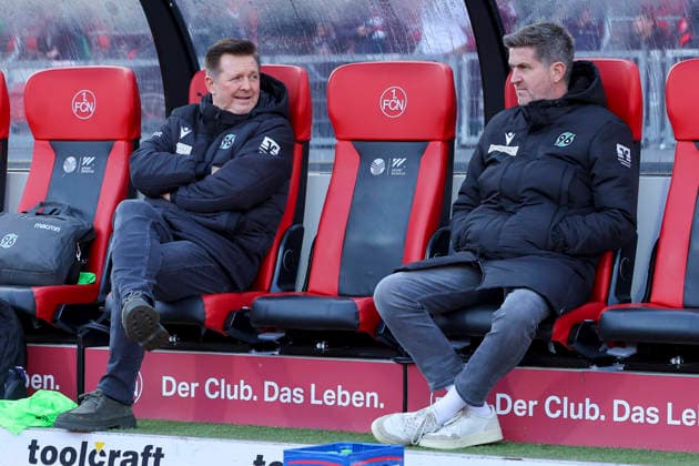 Trainer Christian Titz (Hannover 96) und Sportdirektor Ralf Becker (Hannover 96) unterhalten sich, 2. Bundesliga, 1. FC Nürnberg v Hannover 96, Max-Morlock-Stadion am 21. December 2025 in Nürnberg, Deutschland. (Foto von Marco Steinbrenner DeFodi Images) Trainer Christian Titz (Hannover 96) und Sportdirektor Ralf Becker (Hannover 96) talk together, 2. Bundesliga, 1. FC Nürnberg v Hannover 96, Max-Morlock-Stadion, December 21, 2025 in Nürnberg, Germany. (Photo by Marco Steinbrenner DeFodi Images) -
