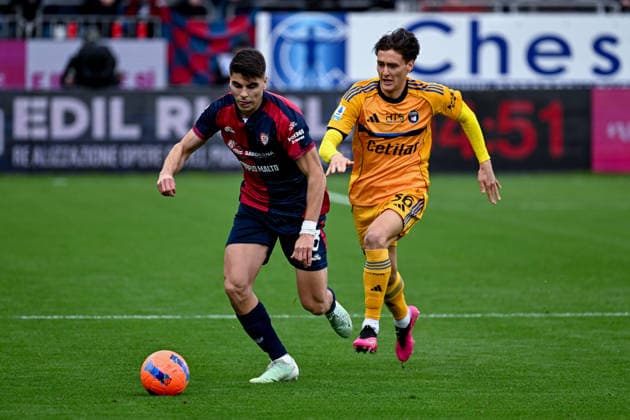 Cagliari s Adam Obert in action during the Serie A soccer match between Cagliari Calcio and Pisa at the Unipol Domus in Cagliari, Sardinia - Sunday, 21 december 2025. - Soccer  Copyright: xGianlucaxZuddas LaPressex