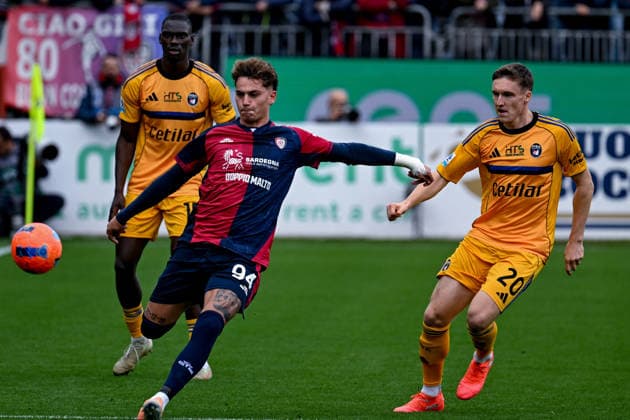 Cagliari s Sebastiano Esposito in action during the Serie A soccer match between Cagliari Calcio and Pisa at the Unipol Domus in Cagliari, Sardinia - Sunday, 21 december 2025. - Soccer  Copyright: xGianlucaxZuddas LaPressex