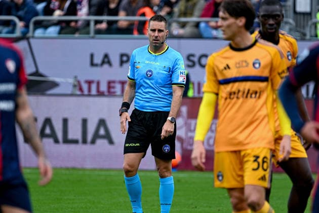 Referee Francesco Fourneau during the Serie A soccer match between Cagliari Calcio and Pisa at the Unipol Domus in Cagliari, Sardinia - Sunday, 21 december 2025. - Soccer  Copyright: xGianlucaxZuddas LaPressex