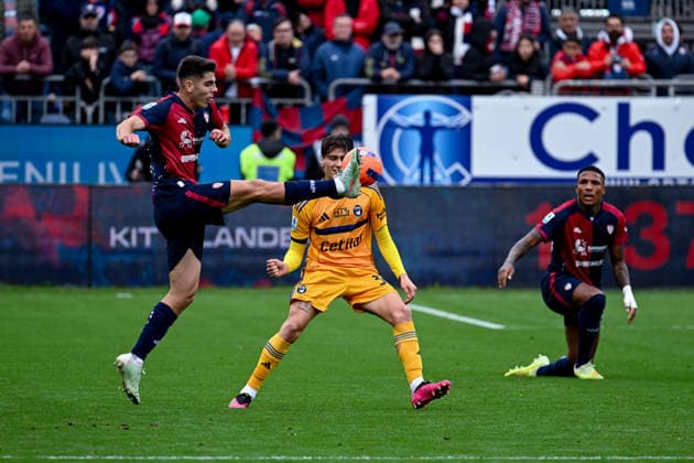 Cagliari s Adam Obert in action during the Serie A soccer match between Cagliari Calcio and Pisa at the Unipol Domus in Cagliari, Sardinia - Sunday, 21 december 2025. - Soccer  Copyright: xGianlucaxZuddas LaPressex