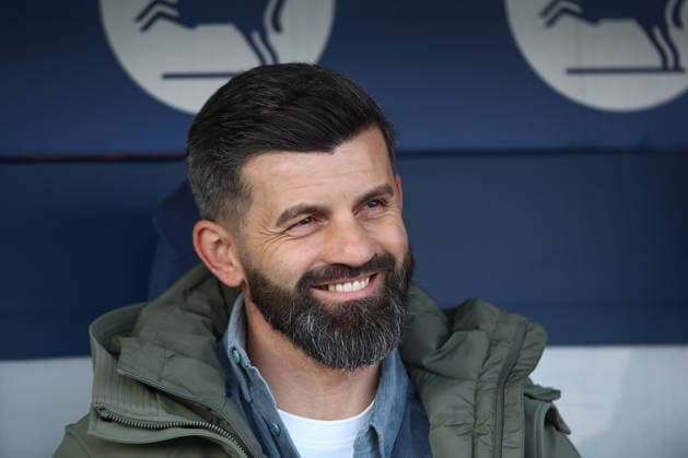 21.12.2025, xtgx, Fussball 2. Bundesliga, Eintracht Braunschweig - FC Schalke 04 v.l. Miron Muslic (Schalke, Trainer) Portrait, Portraet, Einzelbild lacht, laechelt, positiv, zufrieden (DFL DFB REGULATIONS PROHIBIT ANY USE OF PHOTOGRAPHS as IMAGE SEQUENCES and or QUASI-VIDEO) Braunschweig