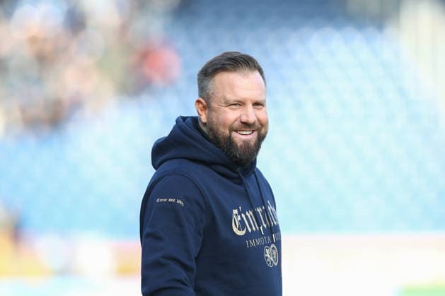 21.12.2025, xtgx, Fussball 2. Bundesliga, Eintracht Braunschweig - FC Schalke 04 v.l. Heiner Backhaus (Braunschweig, Trainer) Portrait, Portraet, Einzelbild (DFL DFB REGULATIONS PROHIBIT ANY USE OF PHOTOGRAPHS as IMAGE SEQUENCES and or QUASI-VIDEO) Braunschweig