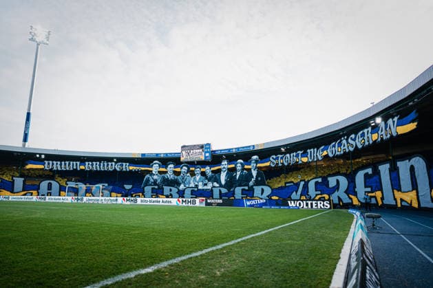 2. Bundesliga: Eintracht Braunschweig vs. FC Schalke 04, 13.12.2025 Choreografie von Eintracht Braunschweig 130 Jahre BTSV; Fußball, 2. Bundesliga, 17. Spieltag: Eintracht Braunschweig vs. FC Schalke 04 am 21.12.2025 im Eintracht-Stadion, Braunschweig DFL REGULATIONS PROHIBIT ANY USE OF PHOTOGRAPHS AS IMAGE SEQUENCES AND OR QUASI-VIDEO.