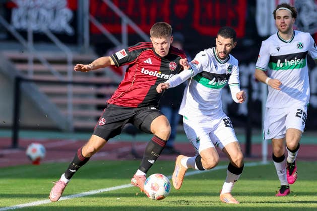 Finn Becker (1. FC Nuernberg) und Waniss Taibi (Hannover 96) kaempfen um den Ball, 2. Bundesliga, 1. FC Nürnberg v Hannover 96, Max-Morlock-Stadion am 21. December 2025 in Nürnberg, Deutschland. (Foto von Marco Steinbrenner DeFodi Images) Finn Becker (1. FC Nuernberg) und Waniss Taibi (Hannover 96) battle for the ball, 2. Bundesliga, 1. FC Nürnberg v Hannover 96, Max-Morlock-Stadion, December 21, 2025 in Nürnberg, Germany. (Photo by Marco Steinbrenner DeFodi Images) -
