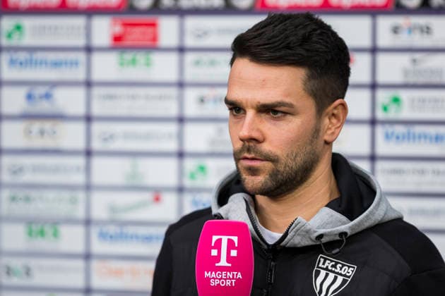 20.12.2025, xomx, Fussball 3.Liga, Erzgebirge Aue - 1.FC Schweinfurt 05 v.l. Victor Kleinhenz ( 1. FC Schweinfurt 05 Trainer) im Interview mit Telekom Magenta Portrait, Portraet, (DFL DFB REGULATIONS PROHIBIT ANY USE OF PHOTOGRAPHS as IMAGE SEQUENCES and or QUASI-VIDEO) Aue