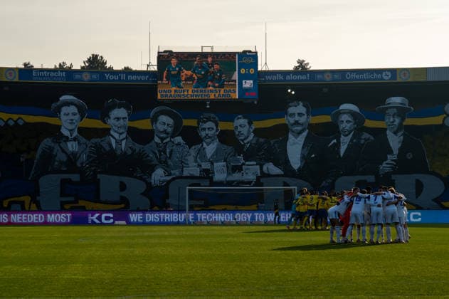 Deutschland, Fussball, 2. Bundesliga, 17.Spieltag 2025 2026: Eintracht Braunschweig - Schalke 04 am 21.12. in Braunschweig (Eintracht-Stadion): Choreo der Braunschweig Fans vor Anpfiff