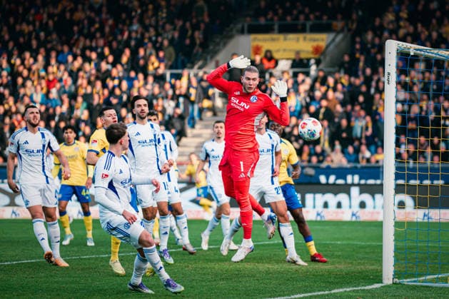 2. Bundesliga: Eintracht Braunschweig vs. FC Schalke 04, 13.12.2025 Loris Karius (FC Schalke 04, 1) sieht keine Gefahr mehr in dem Ball; Fußball, 2. Bundesliga, 17. Spieltag: Eintracht Braunschweig vs. FC Schalke 04 am 21.12.2025 im Eintracht-Stadion, Braunschweig DFL REGULATIONS PROHIBIT ANY USE OF PHOTOGRAPHS AS IMAGE SEQUENCES AND OR QUASI-VIDEO.