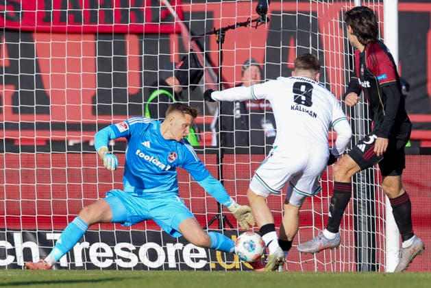 Torhueter Jan Reichert (1. FC Nuernberg) und Benjamin Kaellmann (Hannover 96) kaempfen um den Ball, 2. Bundesliga, 1. FC Nürnberg v Hannover 96, Max-Morlock-Stadion am 21. December 2025 in Nürnberg, Deutschland. (Foto von Marco Steinbrenner DeFodi Images) Torhueter Jan Reichert (1. FC Nuernberg) und Benjamin Kaellmann (Hannover 96) battle for the ball, 2. Bundesliga, 1. FC Nürnberg v Hannover 96, Max-Morlock-Stadion, December 21, 2025 in Nürnberg, Germany. (Photo by Marco Steinbrenner DeFodi Images) -