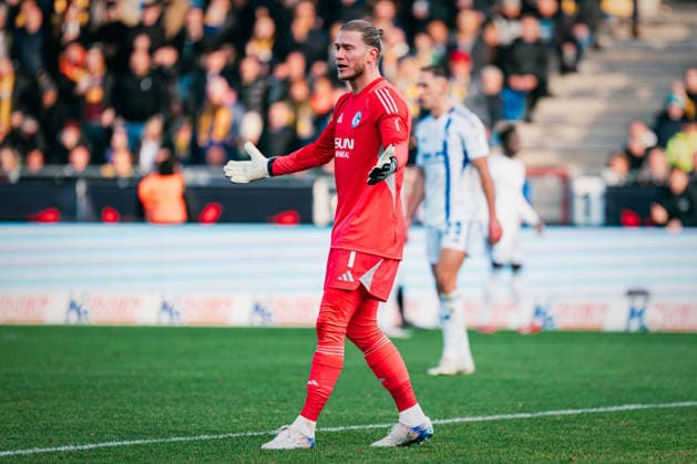 2. Bundesliga: Eintracht Braunschweig vs. FC Schalke 04, 13.12.2025 Loris Karius (FC Schalke 04, 1) beschwert sich; Fußball, 2. Bundesliga, 17. Spieltag: Eintracht Braunschweig vs. FC Schalke 04 am 21.12.2025 im Eintracht-Stadion, Braunschweig DFL REGULATIONS PROHIBIT ANY USE OF PHOTOGRAPHS AS IMAGE SEQUENCES AND OR QUASI-VIDEO.
