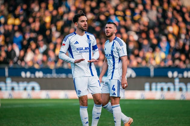 2. Bundesliga: Eintracht Braunschweig vs. FC Schalke 04, 13.12.2025 Kenan Karaman (FC Schalke 04, 19) zeigt an, ruhiger zuspielen; Fußball, 2. Bundesliga, 17. Spieltag: Eintracht Braunschweig vs. FC Schalke 04 am 21.12.2025 im Eintracht-Stadion, Braunschweig DFL REGULATIONS PROHIBIT ANY USE OF PHOTOGRAPHS AS IMAGE SEQUENCES AND OR QUASI-VIDEO.
