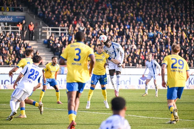 21.12.2025, Fussball, 2. Bundesliga, Saison 2025 2026, 17. Spieltag, Eintracht Braunschweig - FC Schalke 04, Sven Köhler (Eintracht Braunschweig) , Christian Gomis (FC Schalke 04) xRHR-FOTO YYx