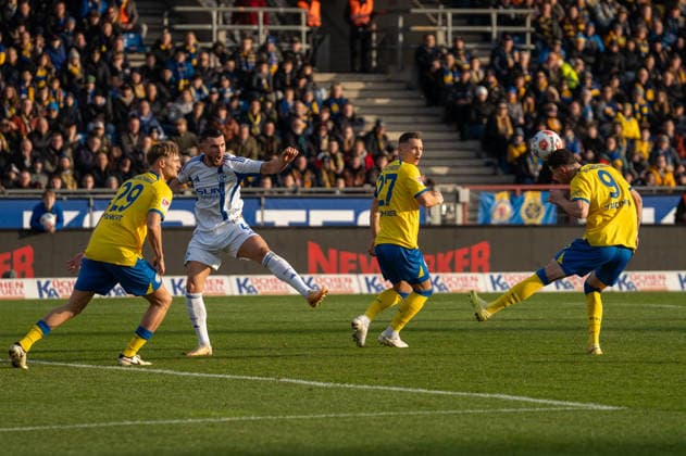 Deutschland, Fussball, 2. Bundesliga, 17.Spieltag 2025 2026: Eintracht Braunschweig - Schalke 04 am 21.12. in Braunschweig (Eintracht-Stadion): Erencan Yardimci (Eintracht Braunschweig 9) Lukas Frenkert (Eintracht Braunschweig 29) Sven Köhler (Eintracht Braunschweig 27) Mertcan Ayhan (FC Schalke 04 43)