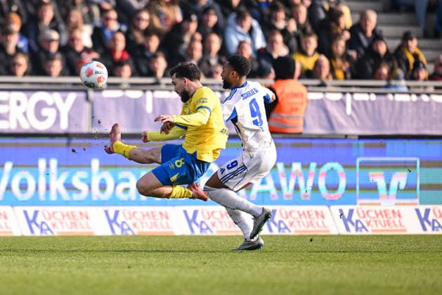 21.12.2025, Fussball, 2. Bundesliga, Saison 2025 2026, 17. Spieltag, Eintracht Braunschweig - FC Schalke 04, Mehmet Aydin (Eintracht Braunschweig) , Moussa Sylla (FC Schalke 04) xRHR-FOTO YYx