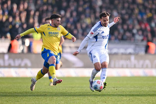 21.12.2025, Fussball, 2. Bundesliga, Saison 2025 2026, 17. Spieltag, Eintracht Braunschweig - FC Schalke 04, Robin Heußer (Eintracht Braunschweig) , Kenan Karaman (FC Schalke 04) xRHR-FOTO YYx