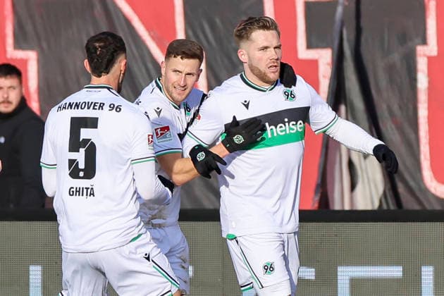 Benjamin Kaellmann (Hannover 96) bejubelt seinen Treffer zum 0:1 mit Virgil Ghita (Hannover 96) und Enzo Leopold (Hannover 96), 2. Bundesliga, 1. FC Nürnberg v Hannover 96, Max-Morlock-Stadion am 21. December 2025 in Nürnberg, Deutschland. (Foto von Marco Steinbrenner DeFodi Images) Benjamin Kaellmann (Hannover 96) celebrates after scoring his teams first goal with Virgil Ghita (Hannover 96) and Enzo Leopold (Hannover 96), 2. Bundesliga, 1. FC Nürnberg v Hannover 96, Max-Morlock-Stadion, December 21, 2025 in Nürnberg, Germany. (Photo by Marco Steinbrenner DeFodi Images) -