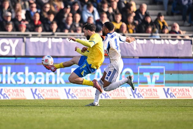 21.12.2025, Fussball, 2. Bundesliga, Saison 2025 2026, 17. Spieltag, Eintracht Braunschweig - FC Schalke 04, Mehmet Aydin (Eintracht Braunschweig) , Moussa Sylla (FC Schalke 04) xRHR-FOTO YYx