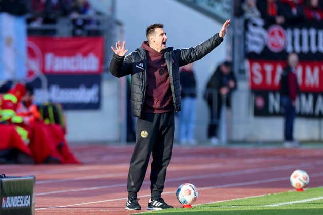 Trainer Miroslav Klose (1. FC Nuernberg) gestikuliert, 2. Bundesliga, 1. FC Nürnberg v Hannover 96, Max-Morlock-Stadion am 21. December 2025 in Nürnberg, Deutschland. (Foto von Marco Steinbrenner DeFodi Images) Trainer Miroslav Klose (1. FC Nuernberg) gestures, 2. Bundesliga, 1. FC Nürnberg v Hannover 96, Max-Morlock-Stadion, December 21, 2025 in Nürnberg, Germany. (Photo by Marco Steinbrenner DeFodi Images) -