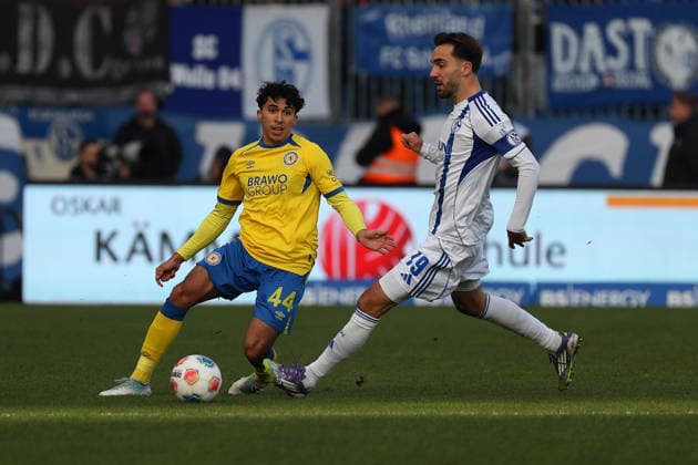 Braunschweig vs. Schalke 04, 2. BL Braunschweig, 21.12.2025, FUßBALL - Eintracht Braunschweig vs. FC Schalke 04, 2. BL, Saison 2025 26. Johan Gomez (Eintracht Braunschweig), Ron Schallenberg (FC Schalke 04) Braunschweig