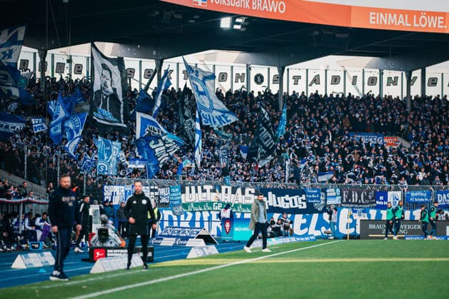 2. Bundesliga: Eintracht Braunschweig vs. FC Schalke 04, 13.12.2025 Der Gästeblock vom FC Schalke 04; Fußball, 2. Bundesliga, 17. Spieltag: Eintracht Braunschweig vs. FC Schalke 04 am 21.12.2025 im Eintracht-Stadion, Braunschweig DFL REGULATIONS PROHIBIT ANY USE OF PHOTOGRAPHS AS IMAGE SEQUENCES AND OR QUASI-VIDEO.