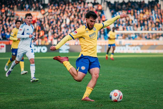 2. Bundesliga: Eintracht Braunschweig vs. FC Schalke 04, 13.12.2025 Robin Heußer (Eintracht Braunschweig, 30) flankt; Fußball, 2. Bundesliga, 17. Spieltag: Eintracht Braunschweig vs. FC Schalke 04 am 21.12.2025 im Eintracht-Stadion, Braunschweig DFL REGULATIONS PROHIBIT ANY USE OF PHOTOGRAPHS AS IMAGE SEQUENCES AND OR QUASI-VIDEO.
