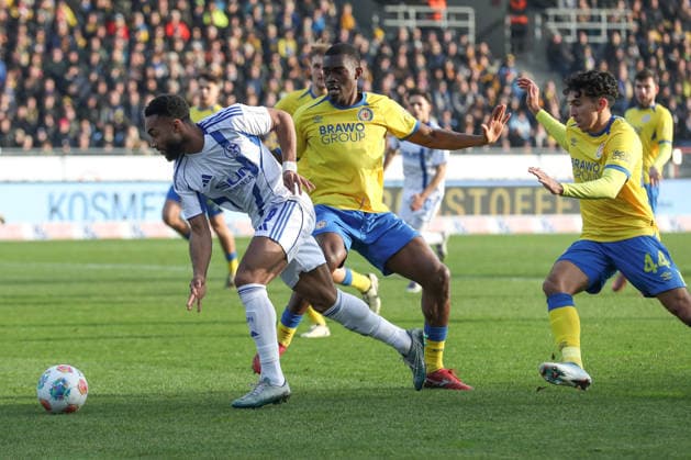 21.12.2025, xtgx, Fussball 2. Bundesliga, Eintracht Braunschweig - FC Schalke 04 v.l.Moussa Sylla (Schalke, 9), Patrick Nkoa (Braunschweig) Zweikampf, Duell, Kampf, tackle (DFL DFB REGULATIONS PROHIBIT ANY USE OF PHOTOGRAPHS as IMAGE SEQUENCES and or QUASI-VIDEO) Braunschweig