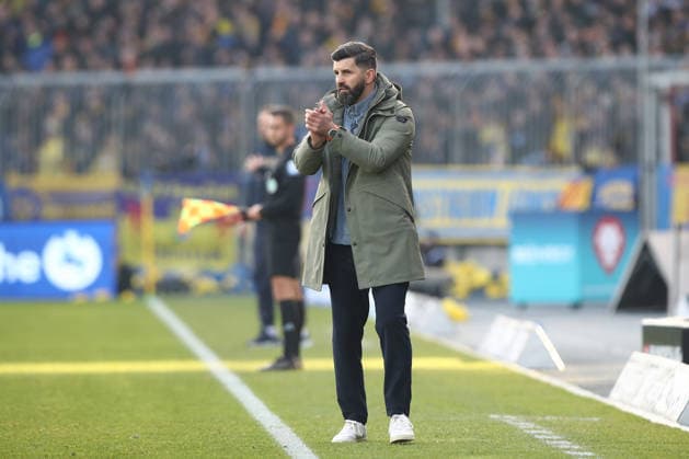21.12.2025, xtgx, Fussball 2. Bundesliga, Eintracht Braunschweig - FC Schalke 04 v.l. Miron Muslic (Schalke, Trainer) gibt Anweisungen, gestikuliert mit den Armen, gesticulate, gives instructions (DFL DFB REGULATIONS PROHIBIT ANY USE OF PHOTOGRAPHS as IMAGE SEQUENCES and or QUASI-VIDEO) Braunschweig