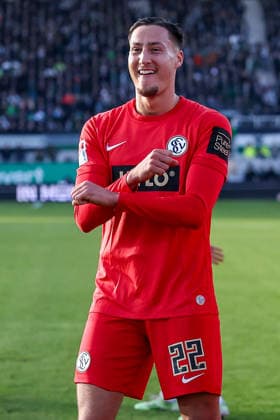 21.12.2025, Fußball, Preußen Münster - SV 07 Elversberg, 2. Fußball Bundesliga, Preußenstadion, 17.Spieltag, Saison 2025 2026: Torjubel nach dem Tor zum 1:0 durch Torschütze Younes Ebnoutalib (Elversberg 22) nach Elfmeter DFB regulations prohibit any use of photographs as image sequences and or quasi-video. Nordrhein-Westfalen Deutschland