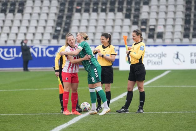 Google Pixel Frauen-Bundesliga: SC Freiburg vs. SV Werder Bremen, 21.12.2025 Lisa Karl (SC Freiburg, 2) und Lina Hausicke (SV Werder Bremen, 18) die sich umarmen beim Platzwahl Google Pixel Frauen-Bundesliga: SC Freiburg vs. SV Werder Bremen, Dreisamstadion, 21.12.2025 DFB DFL REGULATIONS PROHIBIT ANY USE OF PHOTOGRAPHS AS IMAGE SEQUENCES AND OR QUASI-VIDEO. Copyright: xBEAUTIFULxSPORTS Boscox