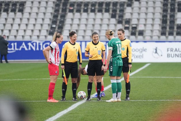 Google Pixel Frauen-Bundesliga: SC Freiburg vs. SV Werder Bremen, 21.12.2025 Die Kapitäne Lisa Karl (SC Freiburg, 2) und Lina Hausicke (SV Werder Bremen, 18) bei Angelika Söder (Schiedsrichterin) Google Pixel Frauen-Bundesliga: SC Freiburg vs. SV Werder Bremen, Dreisamstadion, 21.12.2025 DFB DFL REGULATIONS PROHIBIT ANY USE OF PHOTOGRAPHS AS IMAGE SEQUENCES AND OR QUASI-VIDEO. Copyright: xBEAUTIFULxSPORTS Boscox