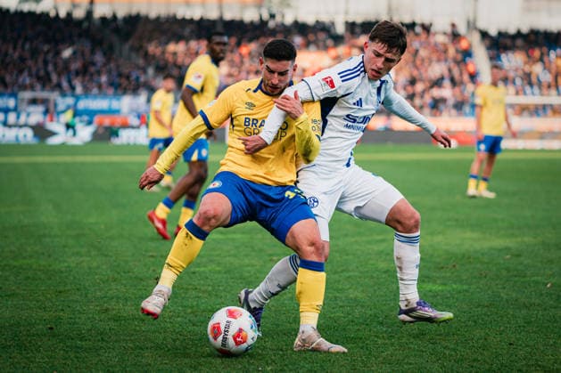 2. Bundesliga: Eintracht Braunschweig vs. FC Schalke 04, 13.12.2025 Robin Heußer (Eintracht Braunschweig, 30) gegen Vitalie Becker (FC Schalke 04, 33); Fußball, 2. Bundesliga, 17. Spieltag: Eintracht Braunschweig vs. FC Schalke 04 am 21.12.2025 im Eintracht-Stadion, Braunschweig DFL REGULATIONS PROHIBIT ANY USE OF PHOTOGRAPHS AS IMAGE SEQUENCES AND OR QUASI-VIDEO.