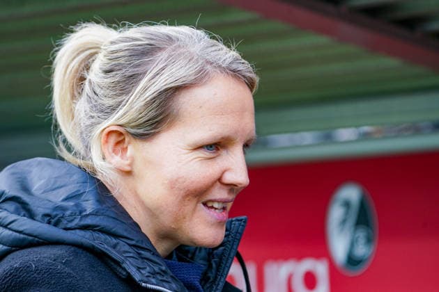 Deutschland: Fussball Google Pixel Frauen Bundesliga 2025 26, 14. Spieltag - SC Freiburg vs SV Werder Bremen - Dreisamstadion (Freiburg): Friederike Kromp (Trainerin, Werder Bremen Frauen) Copyright: xJOERANxSTEINSIEKx