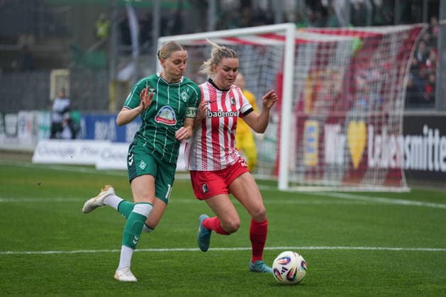 Google Pixel Frauen-Bundesliga: SC Freiburg vs. SV Werder Bremen, 21.12.2025 Zweikampf zwischen Lina Hausicke (SV Werder Bremen, 18) und Greta Stegemann (SC Freiburg, 16) Google Pixel Frauen-Bundesliga: SC Freiburg vs. SV Werder Bremen, Dreisamstadion, 21.12.2025 DFB DFL REGULATIONS PROHIBIT ANY USE OF PHOTOGRAPHS AS IMAGE SEQUENCES AND OR QUASI-VIDEO. Copyright: xBEAUTIFULxSPORTS Boscox