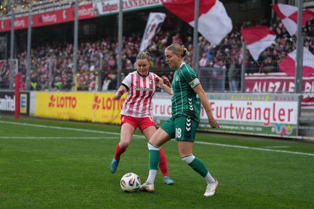 Google Pixel Frauen-Bundesliga: SC Freiburg vs. SV Werder Bremen, 21.12.2025 Lina Hausicke (SV Werder Bremen, 18) mit dem Ball Google Pixel Frauen-Bundesliga: SC Freiburg vs. SV Werder Bremen, Dreisamstadion, 21.12.2025 DFB DFL REGULATIONS PROHIBIT ANY USE OF PHOTOGRAPHS AS IMAGE SEQUENCES AND OR QUASI-VIDEO. Copyright: xBEAUTIFULxSPORTS Boscox