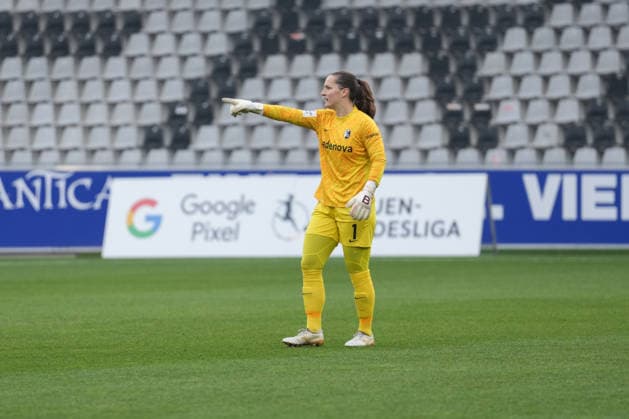 Google Pixel Frauen-Bundesliga: SC Freiburg vs. SV Werder Bremen, 21.12.2025 Laura Benkarth (SC Freiburg, 1) Google Pixel Frauen-Bundesliga: SC Freiburg vs. SV Werder Bremen, Dreisamstadion, 21.12.2025 DFB DFL REGULATIONS PROHIBIT ANY USE OF PHOTOGRAPHS AS IMAGE SEQUENCES AND OR QUASI-VIDEO. Copyright: xBEAUTIFULxSPORTS Boscox