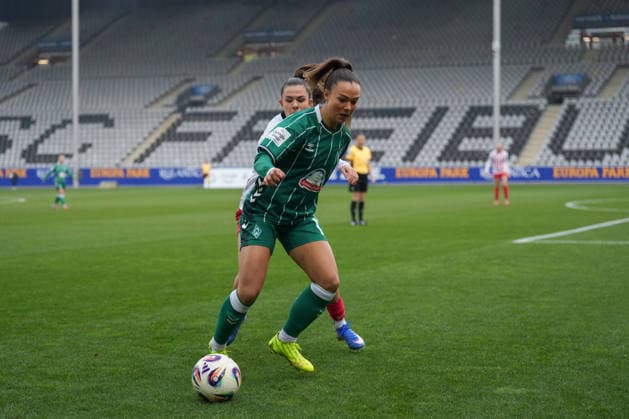 Google Pixel Frauen-Bundesliga: SC Freiburg vs. SV Werder Bremen, 21.12.2025 Zweikampf zwischen Leela Egli (SC Freiburg, 20) und Maja Sternad (SV Werder Bremen, 11) Google Pixel Frauen-Bundesliga: SC Freiburg vs. SV Werder Bremen, Dreisamstadion, 21.12.2025 DFB DFL REGULATIONS PROHIBIT ANY USE OF PHOTOGRAPHS AS IMAGE SEQUENCES AND OR QUASI-VIDEO. Copyright: xBEAUTIFULxSPORTS Boscox