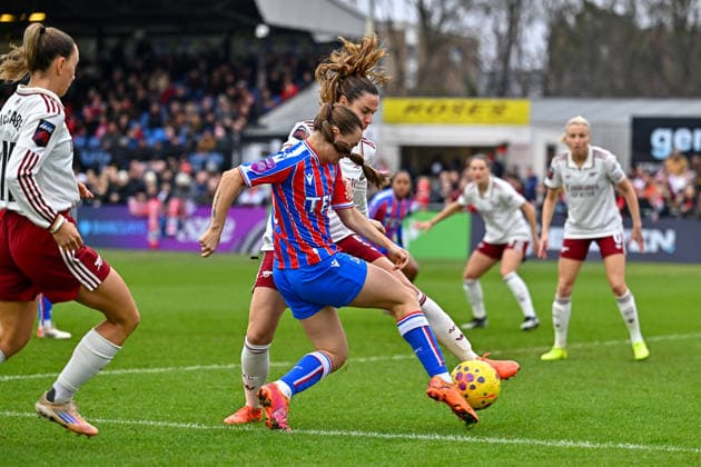 Kirsty Howa of Crystal Palace in action during the Subway Women s League Cup Quarter Final match between Crystal Palace and Arsenal at VBS Community Stadium on December 21, 2025 in Sutton, England. Copyright: xYaroslavxDunkax xSPPx Sportspressphoto_SPR75870