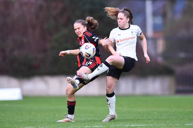 Fußball 2. Frauen-Bundesliga Saison 2025 2026 14. Spieltag: Borussia Mönchengladbach - Eintracht Frankfurt II am 21.12.2025 im Grenzlandstadion in Mönchengladbach Carlotta Schwoerer ( Eintracht Frankfurt II ), links - Suus Van Der Drift ( Borussia Mönchengladbach ), rechts DFB regulations prohibit any use of photographs as image sequences and or quasi-video. Nordrhein-Westfalen Deutschland