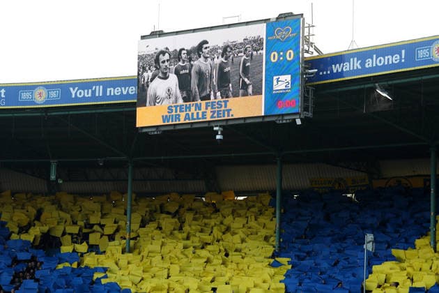 Braunschweig vs. Schalke 04, 2. BL Braunschweig, 21.12.2025, FUßBALL - Eintracht Braunschweig vs. FC Schalke 04, 2. BL, Saison 2025 26. Eintracht Braunschweig Fankurve, Anlässlich des 130-jährigen Gründungsjubiläums wurde eine Choreografie aufgeführt. Braunschweig