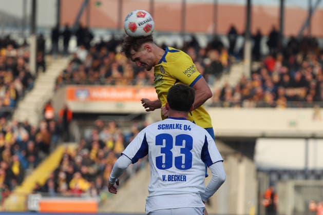 Braunschweig vs. Schalke 04, 2. BL Braunschweig, 21.12.2025, FUßBALL - Eintracht Braunschweig vs. FC Schalke 04, 2. BL, Saison 2025 26. Lukas Frenkert (Eintracht Braunschweig), Vitalie Becker (FC Schalke 04) Braunschweig