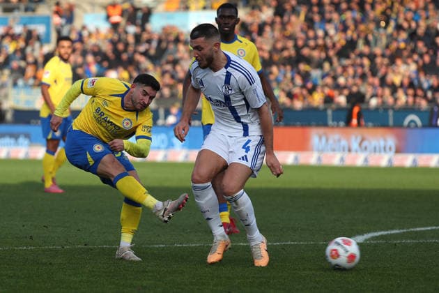 Braunschweig vs. Schalke 04, 2. BL Braunschweig, 21.12.2025, FUßBALL - Eintracht Braunschweig vs. FC Schalke 04, 2. BL, Saison 2025 26. Robin Heußer (Eintracht Braunschweig), Hasan Kurucay (FC Schalke 04) Braunschweig