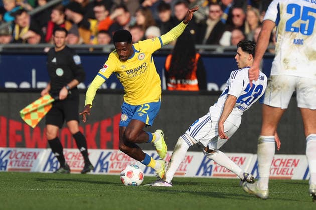 Braunschweig vs. Schalke 04, 2. BL Braunschweig, 21.12.2025, FUßBALL - Eintracht Braunschweig vs. FC Schalke 04, 2. BL, Saison 2025 26. Christian Conteh (Eintracht Braunschweig), Soufiane El-Faouzi (FC Schalke 04) Braunschweig