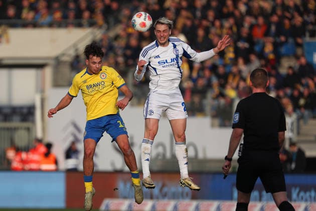 Braunschweig vs. Schalke 04, 2. BL Braunschweig, 21.12.2025, FUßBALL - Eintracht Braunschweig vs. FC Schalke 04, 2. BL, Saison 2025 26. Max Marie (Eintracht Braunschweig), Finn Porath (FC Schalke 04) Braunschweig