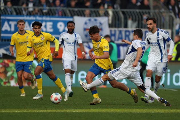 Braunschweig vs. Schalke 04, 2. BL Braunschweig, 21.12.2025, FUßBALL - Eintracht Braunschweig vs. FC Schalke 04, 2. BL, Saison 2025 26. Max Marie (Eintracht Braunschweig), Ron Schallenberg (FC Schalke 04) Braunschweig