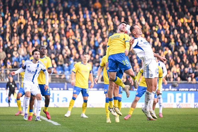21.12.2025, Fussball, 2. Bundesliga, Saison 2025 2026, 17. Spieltag, Eintracht Braunschweig - FC Schalke 04, Robin Heußer (Eintracht Braunschweig) , Nikola Katic (FC Schalke 04) xRHR-FOTO YYx