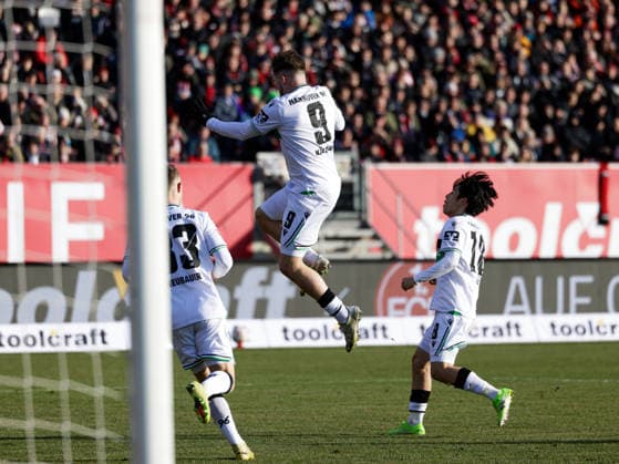 Deutschland: Fußball, 2. Bundesliga 2025 26, 17. Spieltag - 1 FC Nürnberg vs Hannover 96 - Max-Morlock Stadion (Nürnberg): Torjubel zum 1:0 Benjamin Källman Kallman (Hannover 96, 9) Daisuke Yokota (Hannover 96, 18)