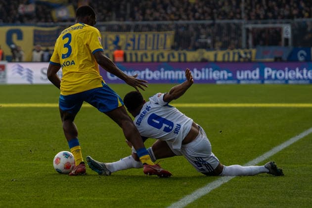 iDeutschland, Fussball, 2. Bundesliga, 17.Spieltag 2025 2026: Eintracht Braunschweig - Schalke 04 am 21.12. in Braunschweig (Eintracht-Stadion): Patrick Nkoa (Eintracht Braunschweig 3) Moussa Sylla (FC Schalke 04 9)
