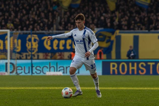 Deutschland, Fussball, 2. Bundesliga, 17.Spieltag 2025 2026: Eintracht Braunschweig - Schalke 04 am 21.12. in Braunschweig (Eintracht-Stadion): Vitalie Becker (FC Schalke 04 33)